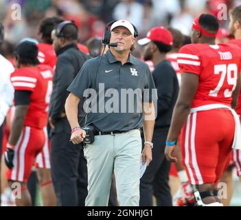 25. September 2021: Houston Cougars Chefcoach Dana Holgerson während eines NCAA-Fußballspiels zwischen den Houston Cougars und den Midshipmen der Marine am 25. September 2021 in Houston, Texas. (Bild: © Scott Coleman/ZUMA Press Wire) Stockfoto