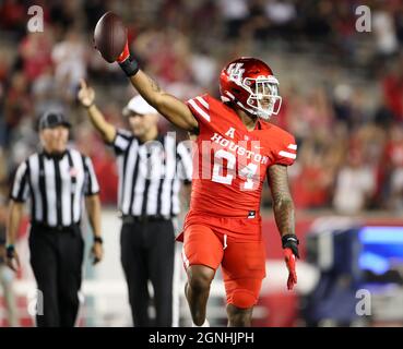 25. September 2021: Malik Robinson (24), Linebacker der Houston Cougars, feiert nach der Genesung eines sich erholenden Fumbles während eines NCAA-Fußballspiels zwischen den Houston Cougars und den Midshipmen der Navy am 25. September 2021 in Houston, Texas. (Bild: © Scott Coleman/ZUMA Press Wire) Stockfoto