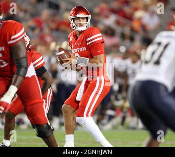 25. September 2021: Houston Cougars Quarterback Clayton Tune (3) scheint während eines NCAA-Fußballspiels zwischen den Houston Cougars und den Midshipmen der Marine am 25. September 2021 in Houston, Texas, zu passieren. (Bild: © Scott Coleman/ZUMA Press Wire) Stockfoto