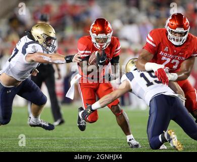 25. September 2021: Houston Cougars laufen zurück Ta'Zhawn Henry (4) trägt den Ball während eines NCAA-Fußballspiels zwischen den Houston Cougars und den Midshipmen der Marine am 25. September 2021 in Houston, Texas. (Bild: © Scott Coleman/ZUMA Press Wire) Stockfoto