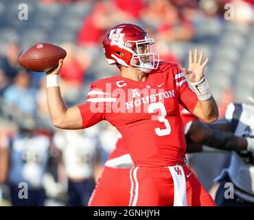 25. September 2021: Der Houston Cougars Quarterback Clayton Tune (3) übergibt den Ball während eines NCAA-Fußballspiels zwischen den Houston Cougars und den Midshipmen der Marine am 25. September 2021 in Houston, Texas. (Bild: © Scott Coleman/ZUMA Press Wire) Stockfoto