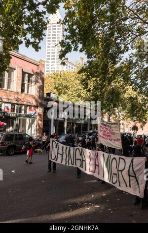 Seattle, USA. September 2021. Spät am Tag protestierten Demonstranten beim Chinga La Migra Anti-Ice-marsch und versammelten sich in der Innenstadt auf der South Washington Street auf dem Pioneer Square. Die Demonstranten solidarisieren sich mit den haitianischen Einwanderern an der Grenze in Texas, die Asyl suchen. Quelle: James Anderson/Alamy Live News Stockfoto