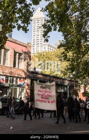 Seattle, USA. September 2021. Spät am Tag protestierten Demonstranten beim Chinga La Migra Anti-Ice-marsch und versammelten sich in der Innenstadt auf der South Washington Street auf dem Pioneer Square. Die Demonstranten solidarisieren sich mit den haitianischen Einwanderern an der Grenze in Texas, die Asyl suchen. Quelle: James Anderson/Alamy Live News Stockfoto