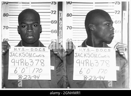 1994, 23. august, NEW YORK, USA: Der gefeierte amerikanische Hip Hop Rapper Sänger und Komponist 50 CENT alias CURTIS James JACKSON ( Fifty Cent , geboren 6. juli 1975 ) als verhaftet wurde , in der offiziellen Tasse von der Polizei geschossen . Am 29. Juni 1994 wurde Jackson verhaftet, weil er vier Fläschchen Kokain an einen verdeckten Polizeibeamten verkauft hatte. Drei Wochen später wurde er erneut verhaftet, als die Polizei seine Wohnung durchsuchte und Heroin, zehn Unzen Crack-Kokain und eine Startpistole fand. Obwohl Jackson zu drei bis neun Jahren Gefängnis verurteilt wurde, verbüfte er sechs Monate in einem Bootcamp und verdiente sich seinen GED. Stockfoto