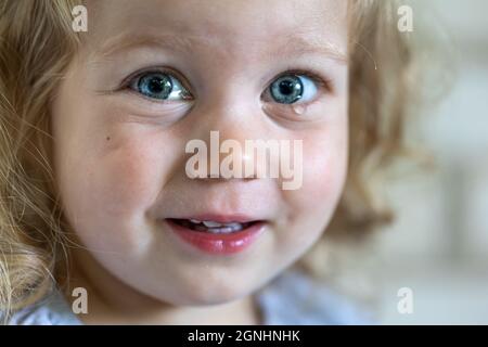 Porträt eines kleinen Mädchens mit großen blauen Augen, mit Tränen befleckten Augen eines Kindes. Stockfoto