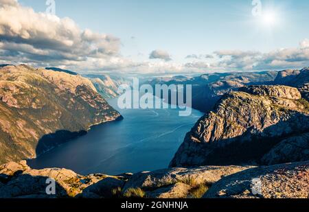 Toller Blick auf den Lysefjord im Sommer, der sich im Ryfylke-Gebiet befindet. Herrliche Morgenszene von Norwegen, Europa. Schönheit der Natur Konzept Hintergrund. Stockfoto