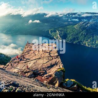 Sonniger Blick am Morgen auf die beliebte norwegische Attraktion Preikestolen. Großartige Sommerszene des Lysefjords, gelegen im Ryfylke-Gebiet im Südwesten Stockfoto