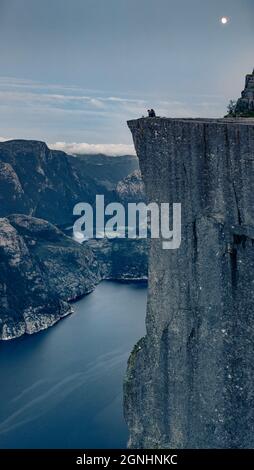 Dunkle Abendszene der beliebten norwegischen Attraktion Preikestolen. Großartige Sommerszene des Lysefjords, gelegen im Ryfylke-Gebiet im Südwesten Stockfoto