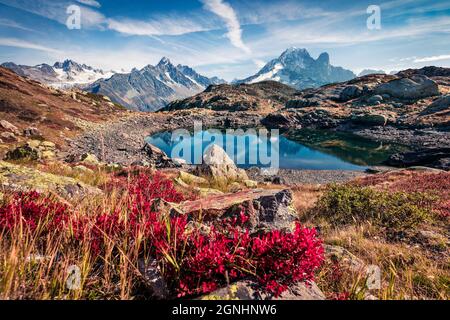 Fantastischer Herbstblick auf Cheserys See/Lac De Cheserys, Chamonix Lage. Atemberaubende Outdoor-Szene des Naturparks Vallon de Berard, Graian Alps, Fr. Stockfoto