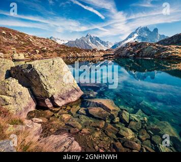 Fantastischer Herbstblick auf Chesery Lake/Lac De Cheserys, Chamonix Lage. Atemberaubende Outdoor-Szene von Vallon de Berard Nature Preserve, Graian Alps, Fra Stockfoto