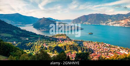 Luftaufnahme des Sees von Iseo im Sommer. Herrliche Stadtansicht der Stadt Marone mit der Insel Monte Isola, Provinz Brescia, Italien, Europa. Reisekonz Stockfoto