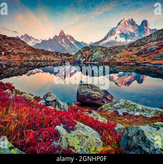 Faszinierende Herbstansicht des Cheserys Sees/Lac De Cheserys, Lage in Chamonix. Atemberaubende Outdoor-Szene des Naturparks Vallon de Berard, Graian Alps, Stockfoto