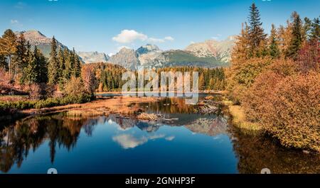 Buntes Herbstpanorama des Strbske pleso Sees. Ruhige Morgenansicht des Nationalparks hohe Tatra, Slowakei, Europa. Schönheit der Natur Konzept Hintergrund. Stockfoto