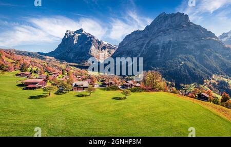 Malerische Herbstansicht des Grindelwalder Dorftales von der Seilbahn. Wetterhorn und Wellhorn, westlich von Innertkirchen im Berner O gelegen Stockfoto