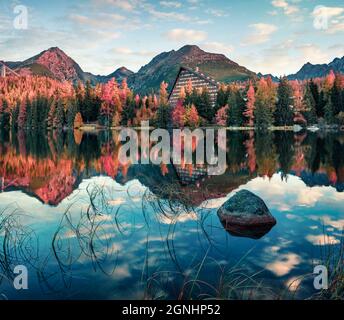 Atemberaubender Blick auf den Strbske pleso See im Herbst. Malerische Morgenlandschaft des Nationalparks hohe Tatra, Slowakei, Europa. Schönheit der Natur Konzept backgro Stockfoto