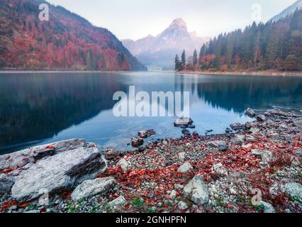 Wunderbarer Herbstaufgang am Obersee, Dorflage Nafels. Fabelhafte Morgenszene der Schweizer Alpen, Kanton Glarus in der Schweiz, Europa. Beau Stockfoto