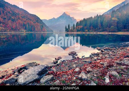 Fantastischer Herbstaufgang am Obersee, Lage im Dorf Nafels. Bunte Morgenszene der Schweizer Alpen, Kanton Glarus in der Schweiz, Europa. Beau Stockfoto