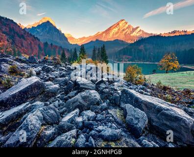 Aufregender Herbstaufgang am Obersee, Lage im Dorf Nafels. Erstaunliche Morgenszene der Schweizer Alpen, Kanton Glarus in der Schweiz, Europa. Schönheit Stockfoto