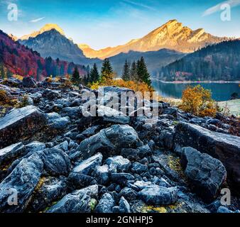 Toller Herbstaufgang am Obersee, Lage im Dorf Nafels. Erstaunliche Morgenszene der Schweizer Alpen, Kanton Glarus in der Schweiz, Europa. Schönheit Stockfoto