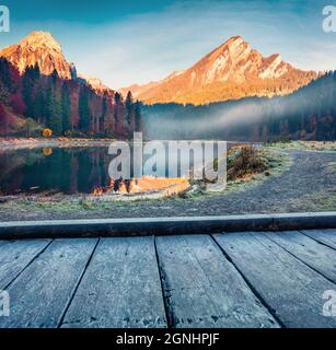 Nebliger Herbstaufgang am Obersee, Lage im Dorf Nafels. Erstaunliche Morgenszene der Schweizer Alpen, Kanton Glarus in der Schweiz, Europa. Die Schönheit von Stockfoto