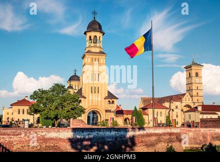 Atemberaubende Aussicht auf den Glockenturm der Kathedrale der Wiedervereinigung, befestigte Kirchen in der Festung Alba Carolina. Herrliche Sommerszene von Siebenbürgen Stockfoto