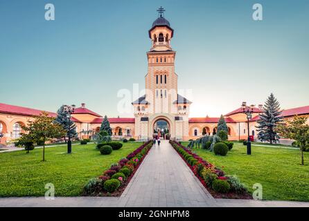 Fesselnde Abendansicht des Glockenturms der Kathedrale der Wiedervereinigung, befestigte Kirchen in der Festung Alba Carolina. Herrlicher Sonnenuntergang in Siebenbürgen, Stockfoto