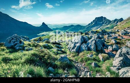 Tolle Aussicht auf den Sommer vom Sedlo Pass. Malerische Morgenszene von Durmitor National PRK, Montenegro, Europa. Schöne Welt der Mittelmeerländer. Stockfoto