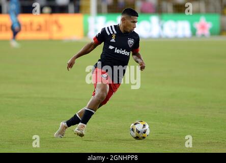 Washington, USA. September 2021. D.C. United Mittelfeldspieler Edison Flores (10) rückt den Ball in der FC Cincinnati Zone während der zweiten Halbzeit auf dem Audi Feld in Washington, DC, Samstag, 25. September 2021, vor. United besiegte den FC Cincinnati 4-2. (Foto: Chuck Myers/Sipa USA) Quelle: SIPA USA/Alamy Live News Stockfoto