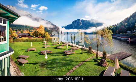 Sonnige Herbstszene des Altausseer Sees mit Triselwand-Gipfel im Hintergrund. Schönes Morgenpanorama von Altaussee Dorf, Bezirk Liezen in Stockfoto