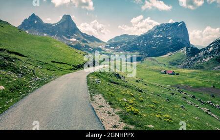 Sonniger Blick auf den Sedlo Pass im Sommer. Malerischer Blick auf Durmitor National PRK, Montenegro, Europa. Schöne Welt der Mittelmeerländer. Tr Stockfoto