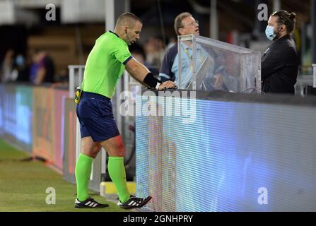 Washington, USA. September 2021. Matchschiedsrichter Chris Penso überprüft den VAR nach einem möglichen Offside von D.C. United-Stürmer Nigel Robertha (19), der sein Tor gegen den FC Cincinnati in der zweiten Halbzeit auf dem Audi-Feld in Washington, DC, Samstag, 25. September 2021 negiert hätte. Nachdem er das Video angesehen hatte, ließ Penso das Tor stehen. United besiegte den FC Cincinnati 4-2. (Foto: Chuck Myers/Sipa USA) Quelle: SIPA USA/Alamy Live News Stockfoto