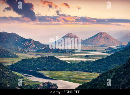 Luftaufnahme der Schlucht von Rijeka Crnojevica Fluss, Skadar See Lage. Dramatischer Sommeraufgang der montenegrinischen Landschaft. Schöne Welt von Mediterr Stockfoto