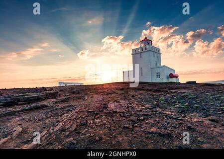 Fantastische Abendansicht des Dyrholaey Lighthouse. Großartiger Sommeruntergang im Dyrholaey Nature Reserve, Südküste Islands, Europa. Reisekonzept BAC Stockfoto