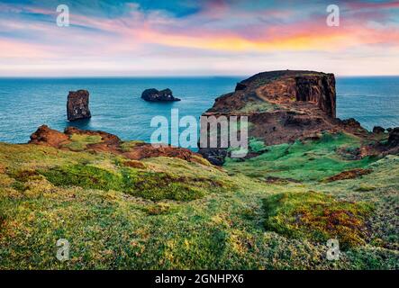 Herrlicher Sommersonnenaufgang im Dyrholaey Nature Reserve. Atemberaubende Aussicht auf den Dyrholaey-Bogen, Südküste Islands, Europa. Schönheit der Natur Konzept Stockfoto