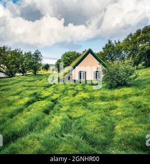 Herrliche Turf-Top-Kirche in kleinem Dorf Hof. Herrlicher Sonnenuntergang in Skaftafell im Vatnajokull Nationalpark, Südostisland, Europa. Reiseconce Stockfoto