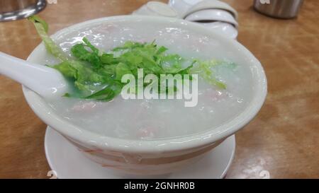 Congee zum Verkauf in einem Geschäft in Hongkong Stockfoto
