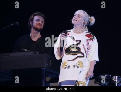 New York, Usa. September 2021. Billie Eilish tritt am Samstag, den 25. September 2021, mit Bruder Finneas bei Global Bürgerlive in New York City auf. Global: „The World“ ist ein 24-stündiges globales Ereignis, das am 25. September beginnt und die Welt zusammenbringt, um den Planeten zu verteidigen und die Armut zu besiegen. Foto von John Angelillo/UPI Credit: UPI/Alamy Live News Stockfoto