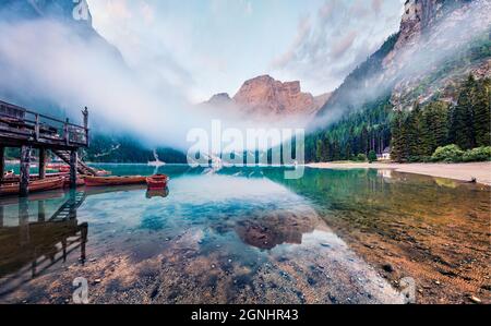 Herrliche Morgenansicht des Pragser Wildsees. Unglaubliche Sommerszene des Nationalparks Fanes-Sennes-Prags, der Dolomiti Alpen, Südtirols, Ital Stockfoto