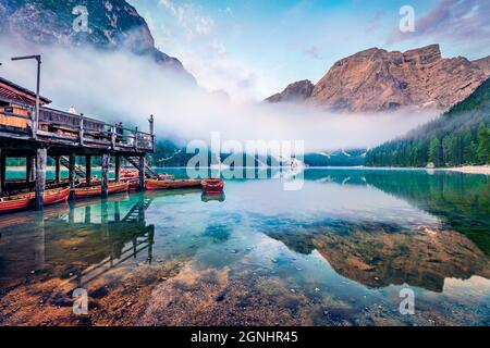 Aufregender Blick auf den Pragser Wildsee am Morgen. Neblige Sommerszene im Nationalpark Fanes-Sennes-Prags, Dolomiti Alpen, Südtirol, Italien, EU Stockfoto