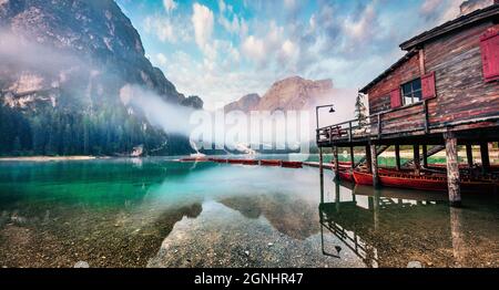 Herrliche Morgenansicht des Pragser Wildsees. Fantastische Sommerszene im Nationalpark Fanes-Sennes-Prags, Dolomiti Alpen, Südtirol, Ital Stockfoto