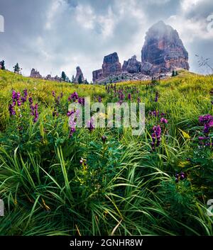 Dramatische Aussicht auf die Cinque Torri Bergkette am Morgen. Wunderschöne Sommerszene der Dolomiti Alpen, Cortina d'Ampezzo, Provinz Belluno, Italien, Europa. Stockfoto