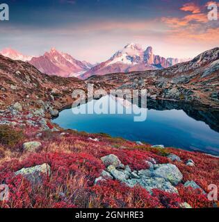 Atemberaubende Herbstansicht des Cheserys Sees/Lac De Cheserys, Chamonix Lage. Schöne Outdoor-Szene von Vallon de Berard Naturschutzgebiet, Graian Alpen Stockfoto