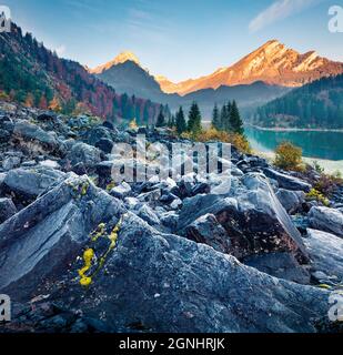 Unglaublicher Herbstaufgang am Obersee, Lage im Dorf Nafels. Erstaunliche Morgenszene der Schweizer Alpen, Kanton Glarus in der Schweiz, Europa. Be Stockfoto