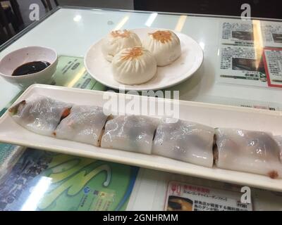 Reisrollen und andere Dim Sum auf einem Markt in Hongkong Stockfoto