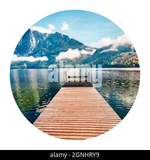 Runde Ikone der Natur mit Landschaft. Faszinierende Herbstszene des Altausseer Sees mit Triselwand-Gipfel im Hintergrund, Österreich, Europa. Fotografie Stockfoto