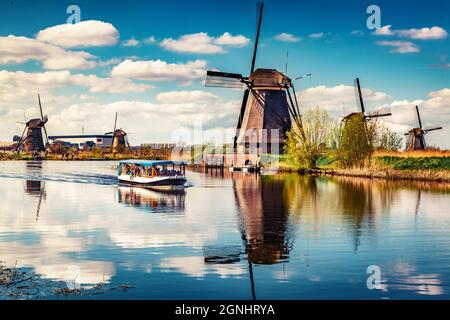 Zu Fuß Boot auf dem Kanal mit famoust Kinderdijk Windmühlen. Alt-niederländischen Dorfs Kinderdijk, UNESCO-Weltkulturerbe. Niederlande, Europa. Stockfoto