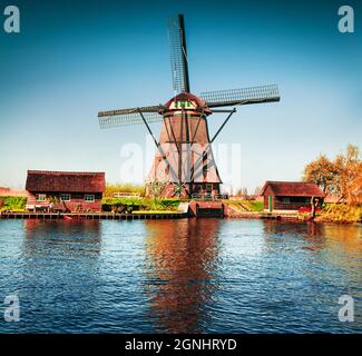 Berühmte Windmühlen im Kinderdijk Museum in Holland. Sonniger Frühlingsmorgen auf dem Land. Bunte Outdoor-Szene in den Niederlanden, Europa. UNESCO World her Stockfoto