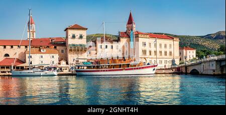 Herrliche Sommer-Stadtansicht der Stadt Trogir. Helle Morgenseelandschaft des Adriatischen Meeres. Schöne Welt der Mittelmeerländer. Reisekonzept zurück Stockfoto