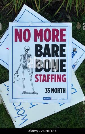 Worcester, Massachusetts, USA. 25 September 2021. Tag 202 des Krankenschwesterstreiks im Saint Vincent Hospital. Der Streik der Krankenschwestern, vertreten durch die Massachusetts Nurses Association, wurde aufgerufen, ein besseres Verhältnis zwischen Krankenschwestern und Patienten zu fordern. Kredit: Chuck Nacke / Alamy Live Nachrichten Stockfoto