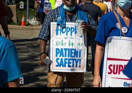 Worcester, Massachusetts, USA. 25 September 2021. Tag 202 des Krankenschwesterstreiks im Saint Vincent Hospital. Der Streik der Krankenschwestern, vertreten durch die Massachusetts Nurses Association, wurde aufgerufen, ein besseres Verhältnis zwischen Krankenschwestern und Patienten zu fordern. Die Fotos zeigen Krankenschwestern, die am Haupteingang des Krankenhauses ausklinken. Kredit: Chuck Nacke / Alamy Live Nachrichten Stockfoto